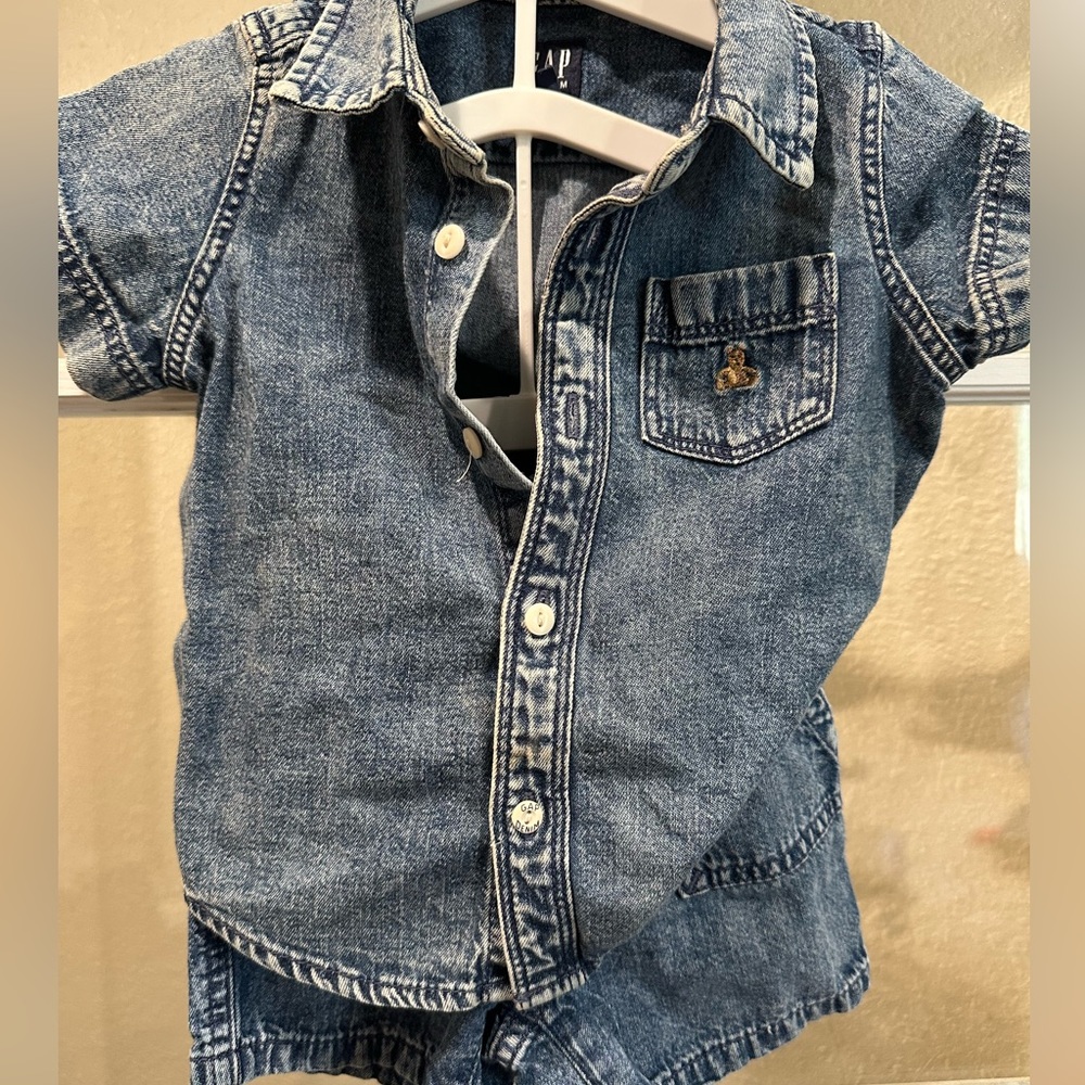 Gap denim toddler 2pc shorts set; size 12-18 mos